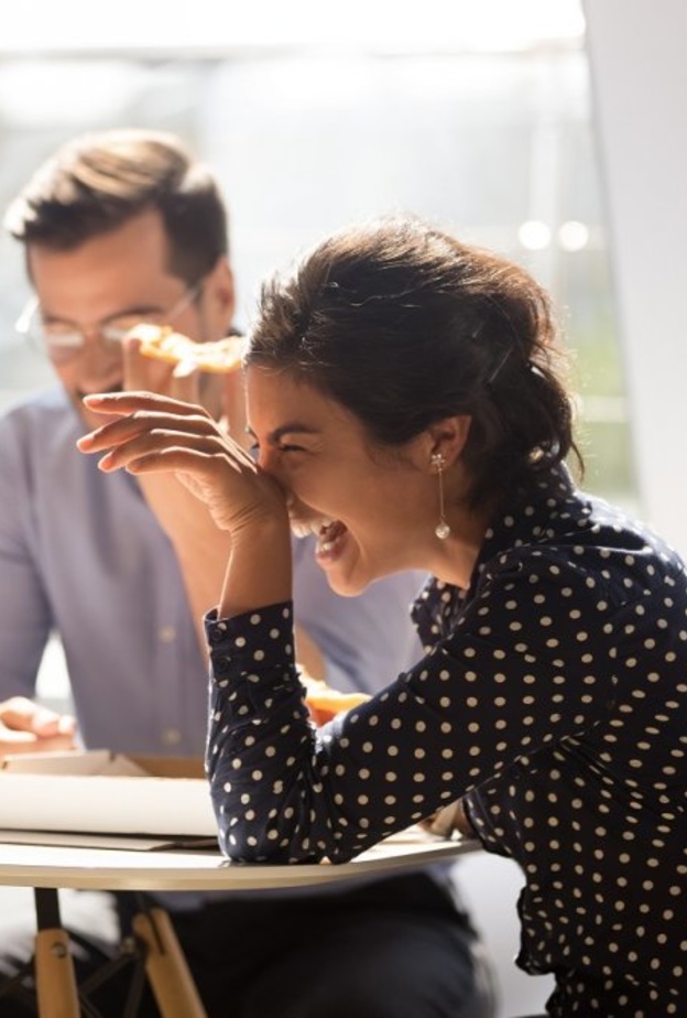 استطلاع فرنسي يكشف الانعكسات الإيجابية للضحك على صحة الإنسان