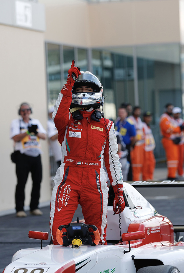 آمنة القبيسي السائقة الإماراتية الفائزة بالسباق الأول لبطولة فورمولا 4 الإمارات