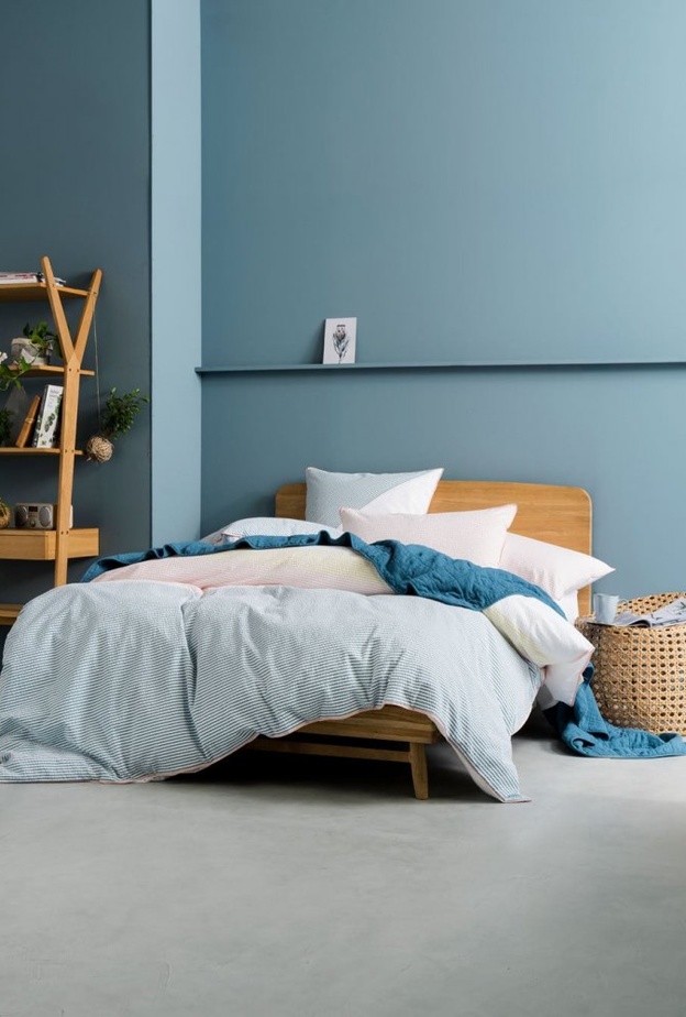 الألوان في المطابخ الصغيرة إما أن تخلق فوضى كما الصورة على اليسار أو تجعل من المطبخ مميزل كما الصورة الأخرى