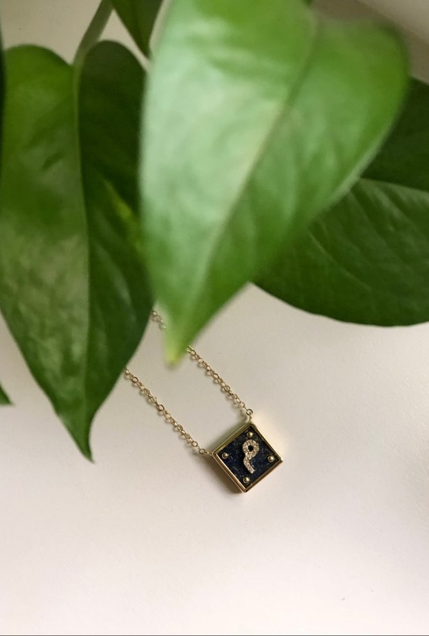 اقراط ذهب على شكل فيونكات