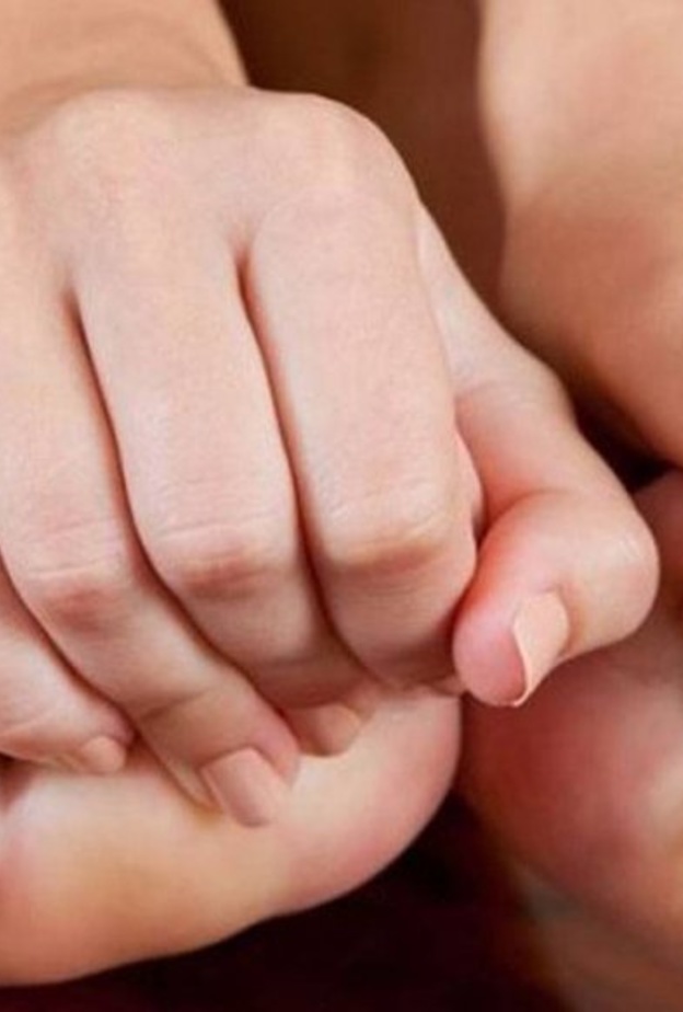  النقرس يسبب آلام حادة في مفاصل الأطراف