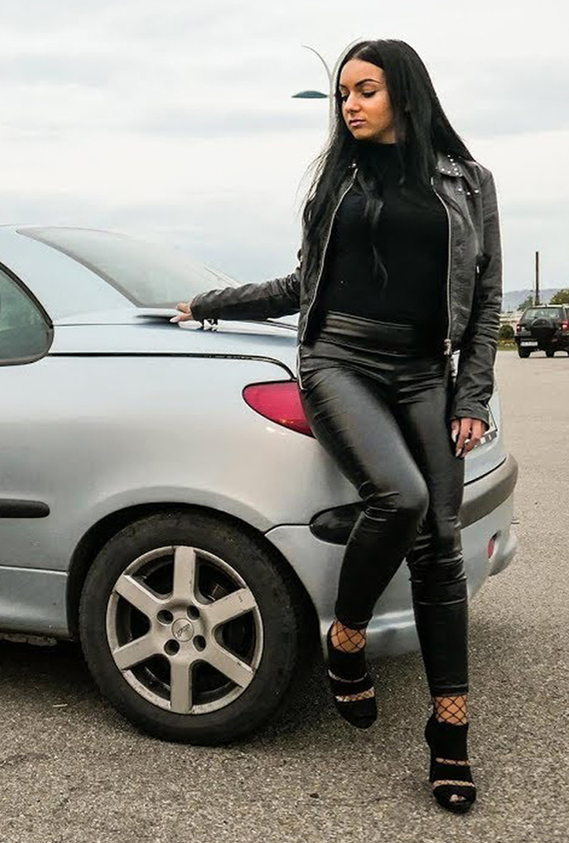  يحذر خبراء عالم السيارات من خطورة ارتداء المرأة لأحذية ذات كعبِ عالِ خلال قيادة السيارة