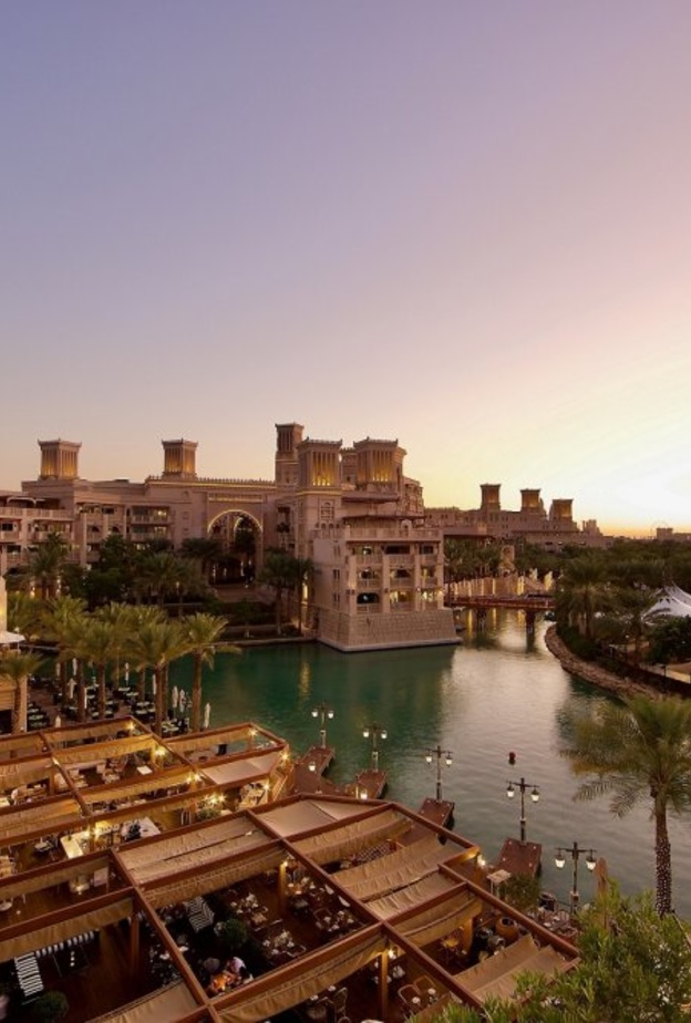 ممشى السوق .. وجهة جميلة للطعام في سوق مدينة جميرا دبي