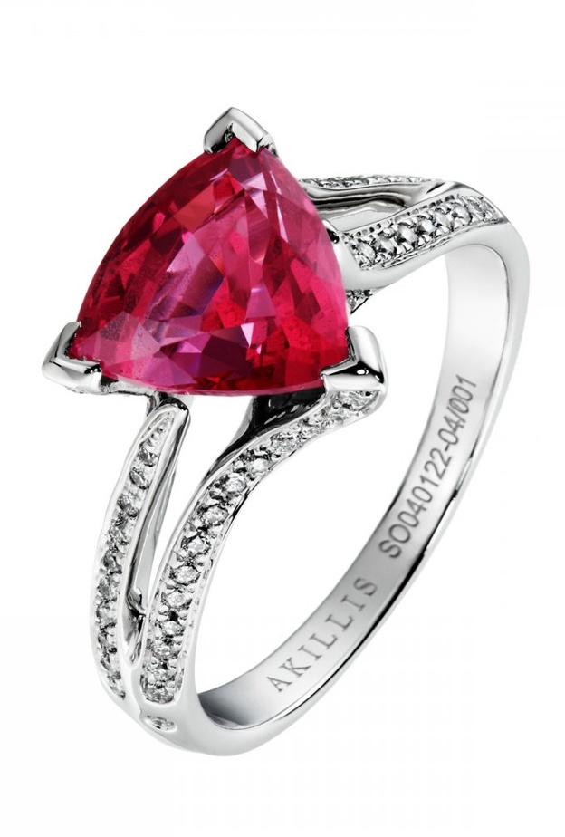 خاتم من أكيليس من الذهب الأبيض مزين بحجر الروبي والألماس