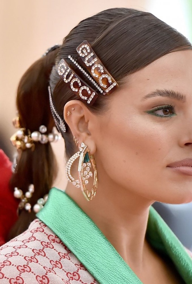 اكسسوارات شعر براقة وفاخرة موضة 2020 مستوحاة من Jennifer Lopez