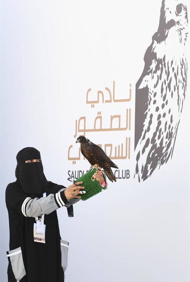 عذاري الخالدي أول سعودية تشارك في مهرجان الملك عبدالعزيز للصقور 