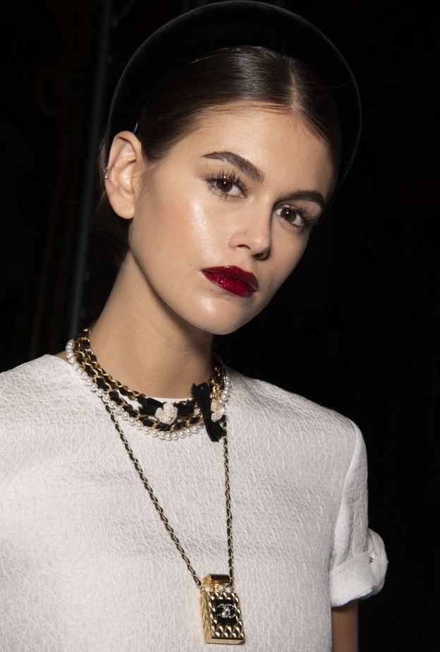 تسريحات شعر مبللة في عرض Chanel Metiers d'art