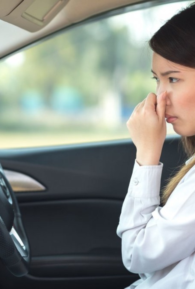 اسباب انتشار رائحة العادم داخل السيارة