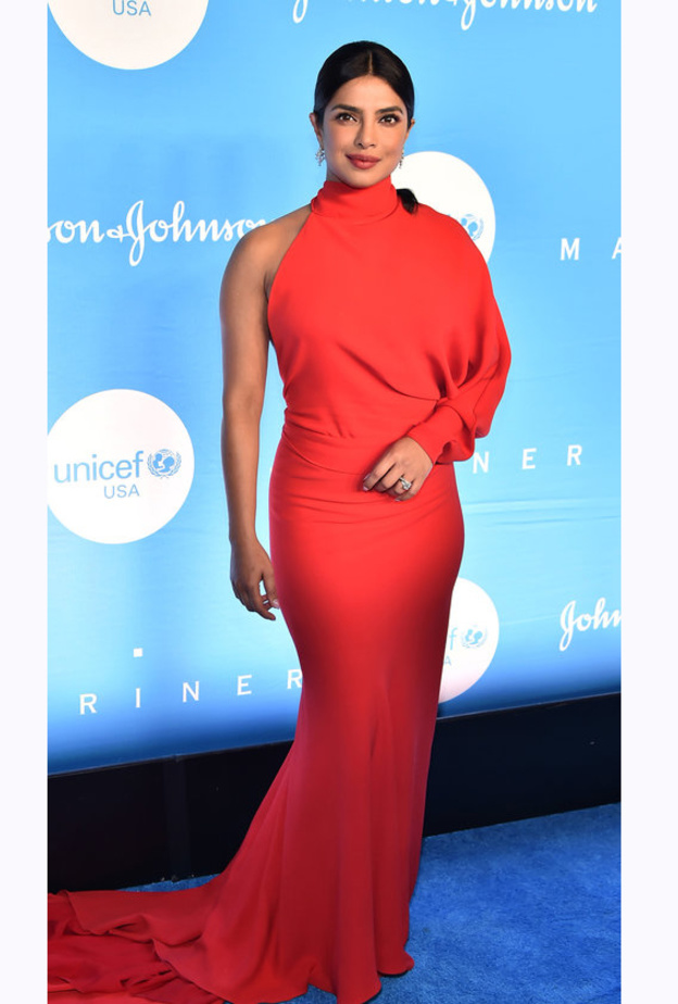  الجميلة NAOMI WATTS بفستان أسود طويل مع طبعات الورود حمل توقيع دار Erdem