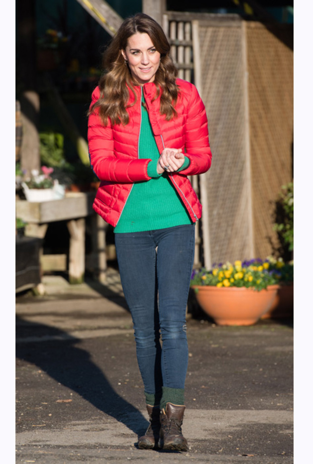 إكتفت كيت بتزيين الاطلالة بأقراط دائرية ذهبية ناعمة