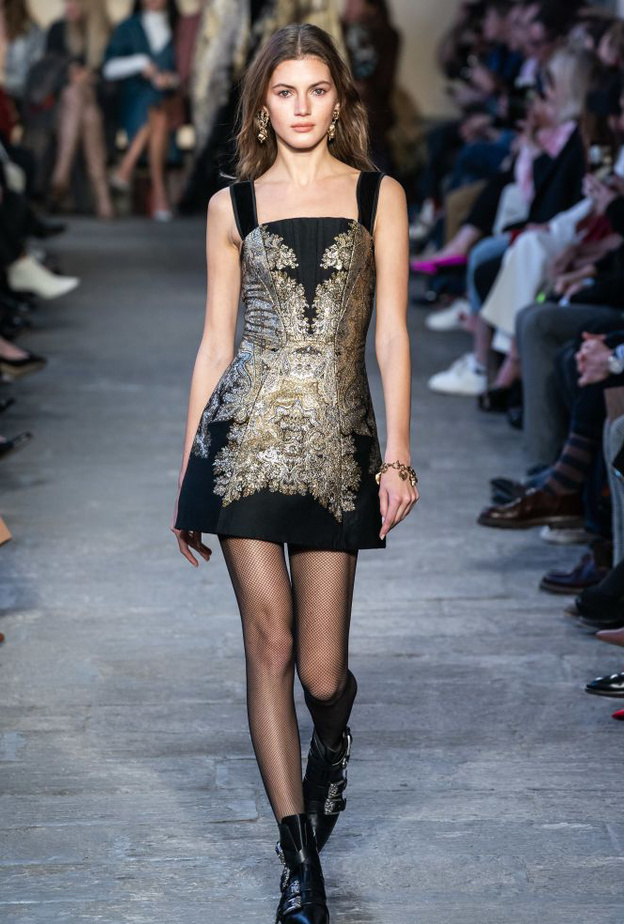  فستان أسود قصير من Balmain