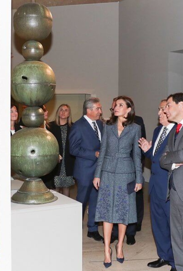  الملكة ليتيزيا تتألق بتصميم فيليب فاريلا