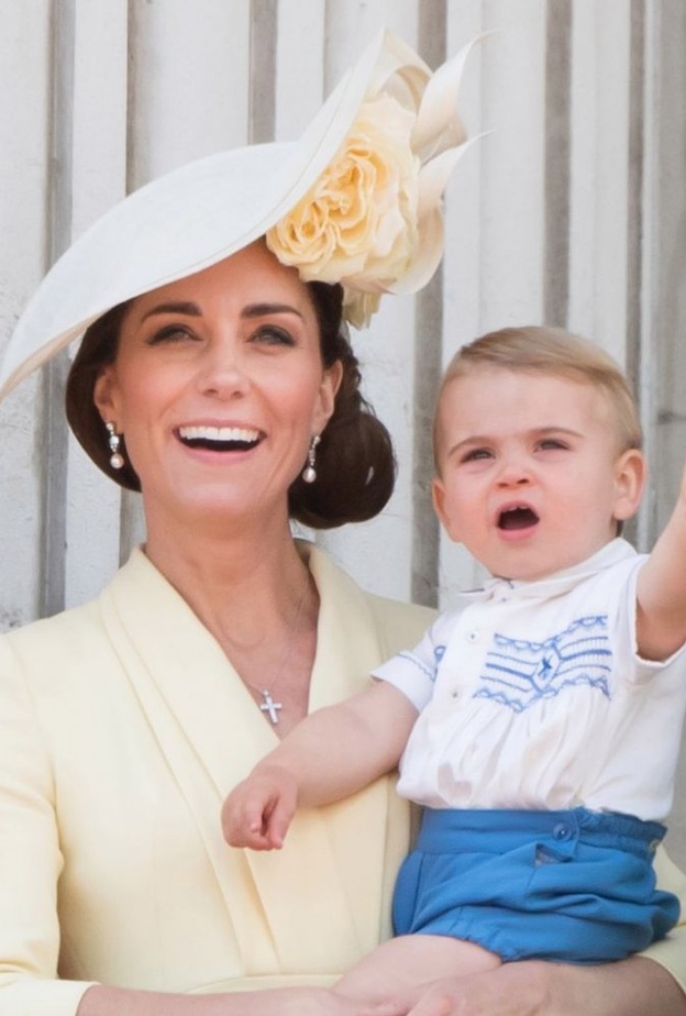 كيت ميدلتون في حدائق قصر كنسينغتون بصحبة الأمير لويس