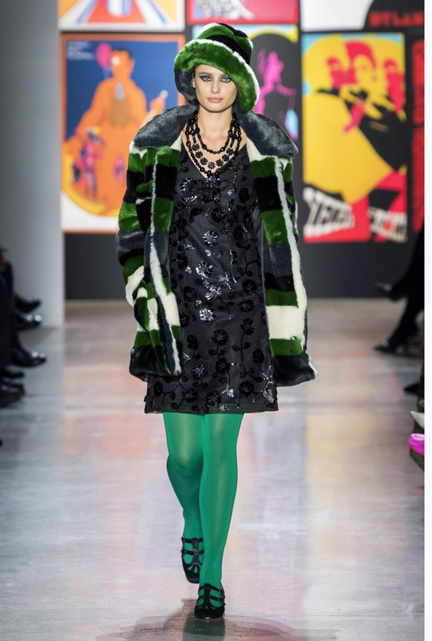 صيحة الجوارب الطويلة الخضراء آخر موضة في شتاء 2020 من دار Anna Sui