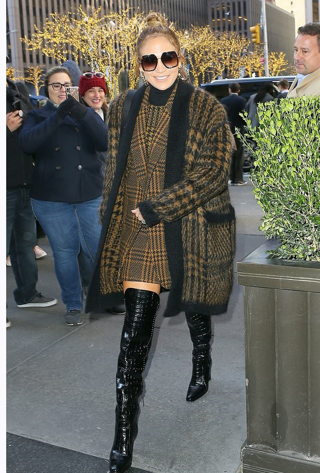 جنيفر لوبيز تستقبل شتاء 2020 بموضة الفستان المربع بلوني البني