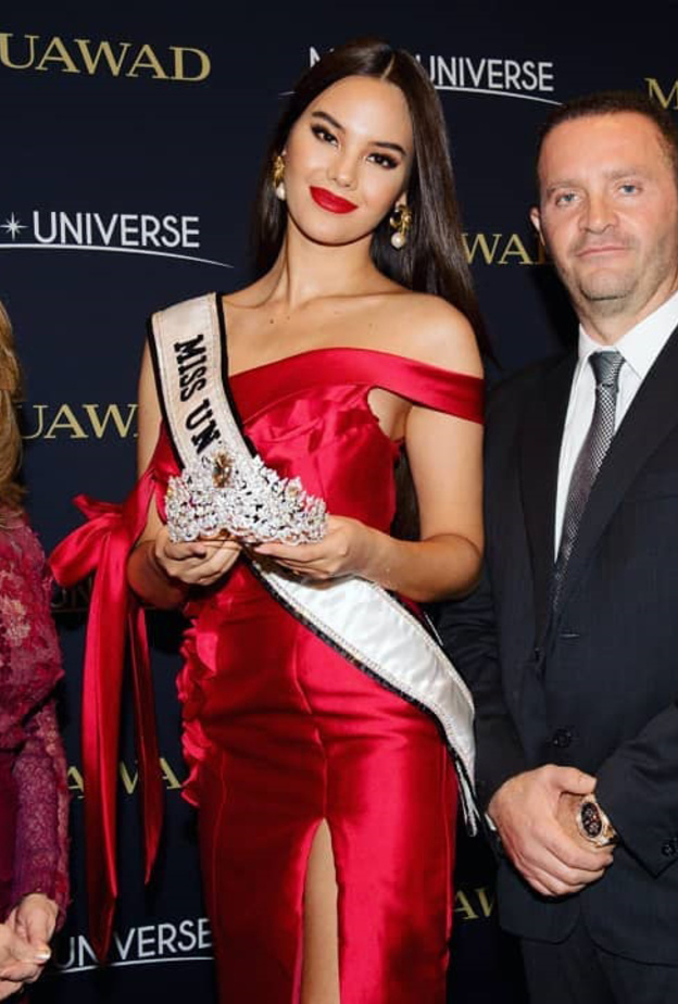 أول تاج لملكة جمال الكون من صنع ماركة معوض للمجوهرات