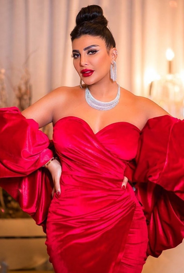 اطلالة لافتة بفستان ابيض لأمل العوضي