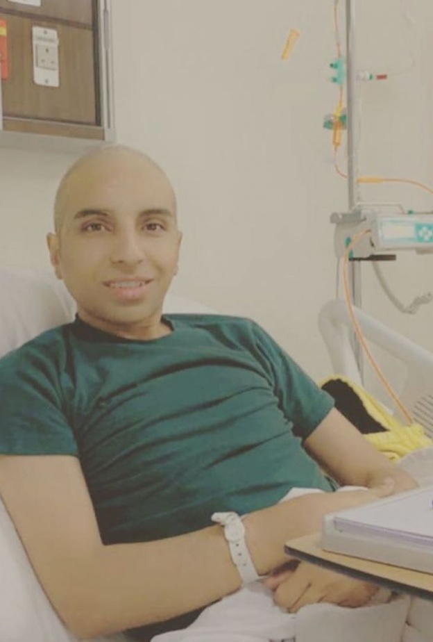 الفنان سليمان العليوي ينشر صور مؤثرة له من المستشفى: