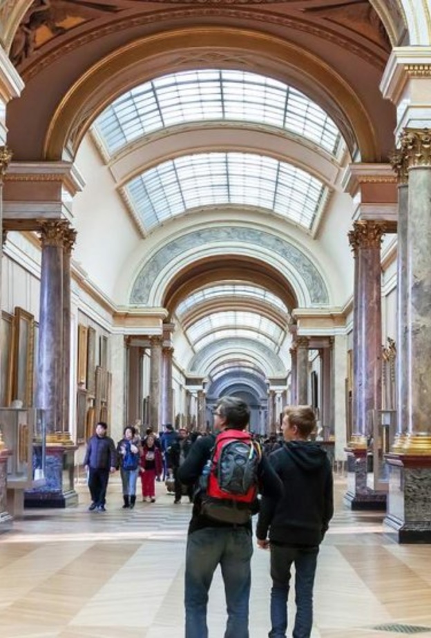 اللوفر مساء