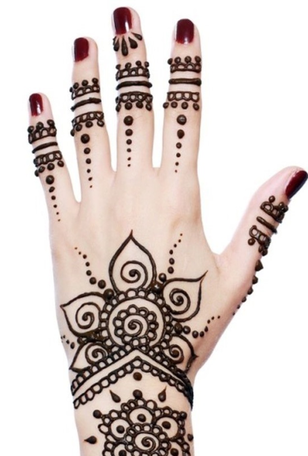 اشكال متنوعة لرسومات حنة على شكل خواتم لسهرات راس السنة 2020