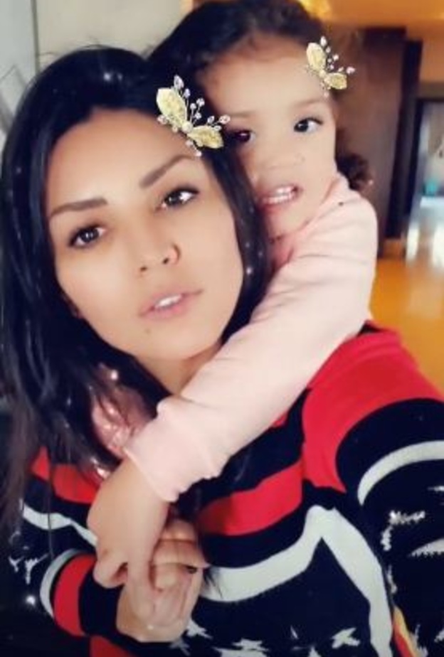 أمل بوشوشة ظهرت بفيديو طريف مع إبنتها 