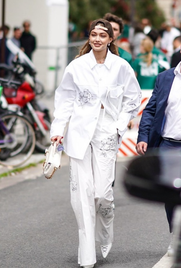 اطلالة البدلة باللون الأبيض مع المعطف على طريقة ريتا اورا