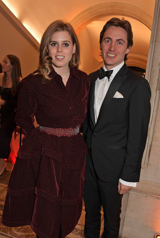 الأميرة بياتريس تقرر إلغاء حفل خطبتها خوفا من ملاحقة مصوري الباباراتزي لوالدها