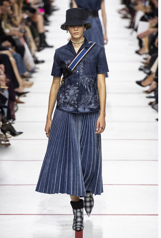 افكار لارتداء التنورة البليسيه هذا الشتاء