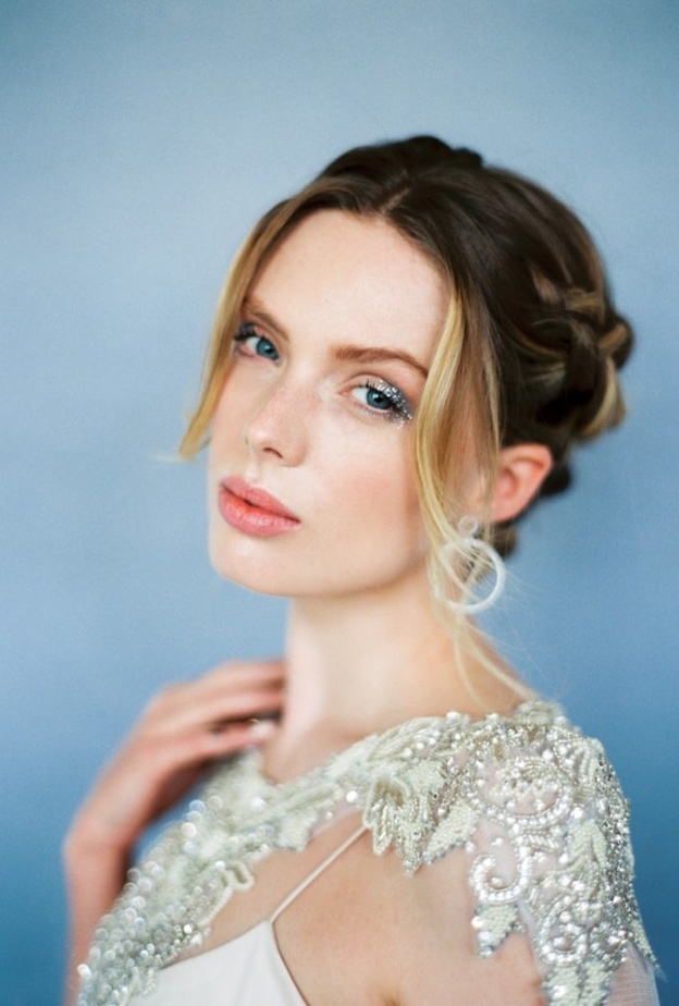 ابرز صيحات مكياج عيون جليتر بتدرجات ذهبية لعروس شتاء2020