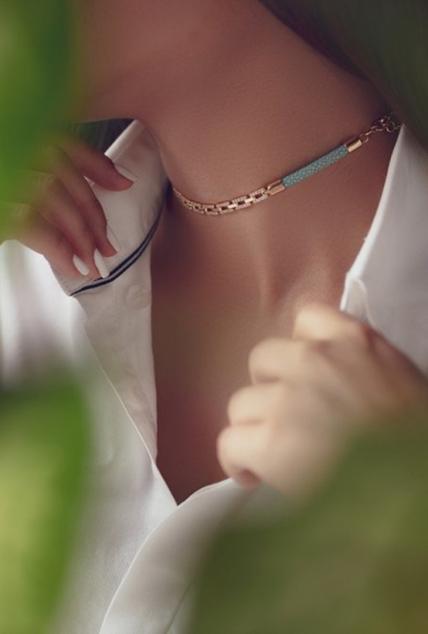 تصميم خاتم هندسي جذاب من مجوهرات يُرى