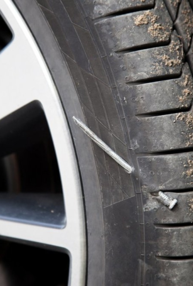 كيفية التصرف عند دخول مسمار في إطار السيارة