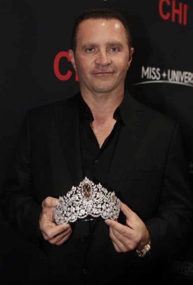  باسكال معوّض يكشف عن التاج 