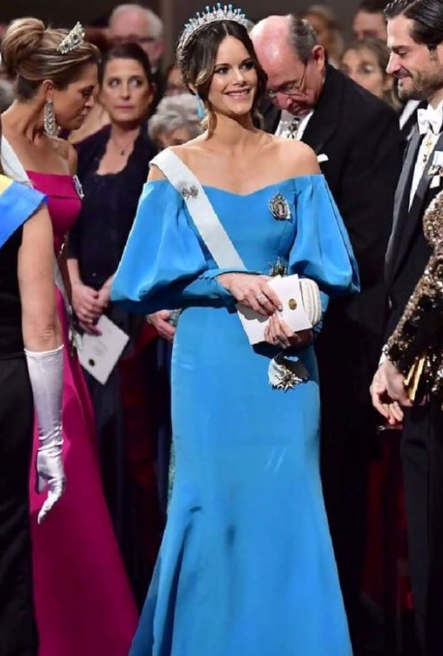  الأميرة مادلين أطلت بفستان باللون الفوشيا من دون أكمام