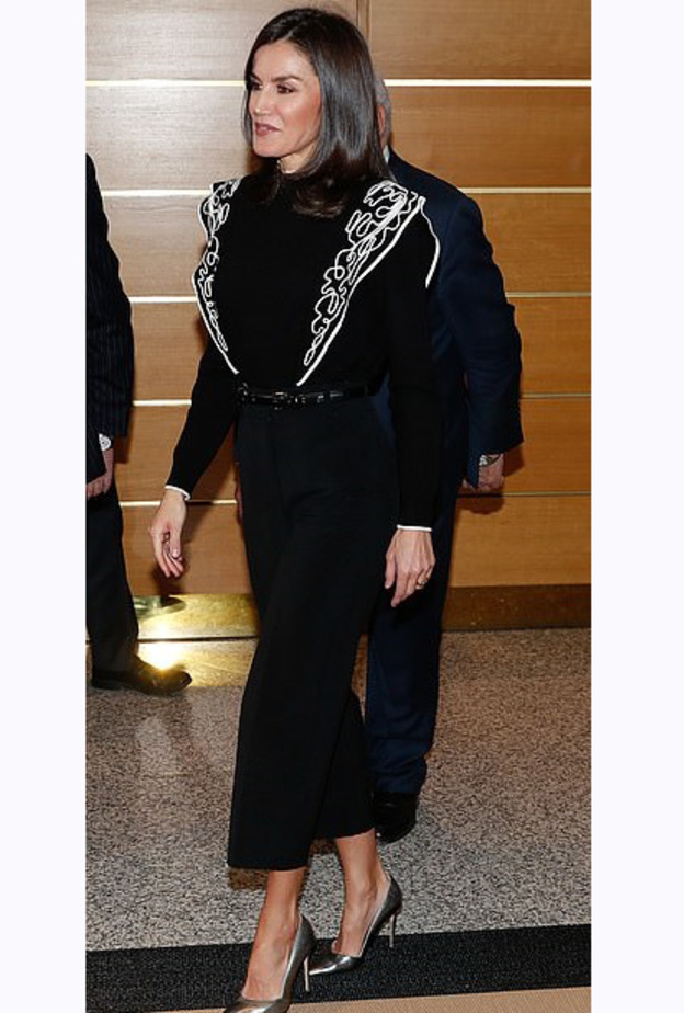 ليتيزيا ملكة إسبانيا بموضة التوب المزخرفة مع الخطوط الهندسية