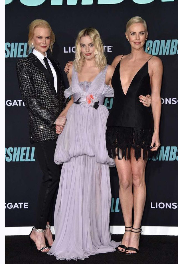 أكملت اللوك بتسريحة ذيل الحصان وتزيّنت بمجوهرات ماسية