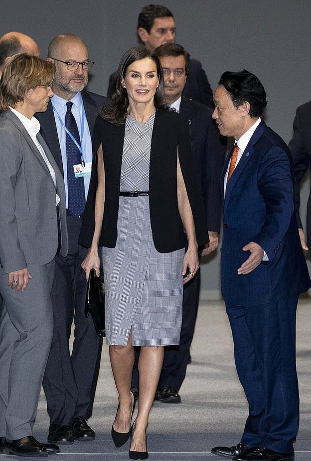  إستوحي من إطلالات الملكة ليتيزيا بالكاب البلايرز