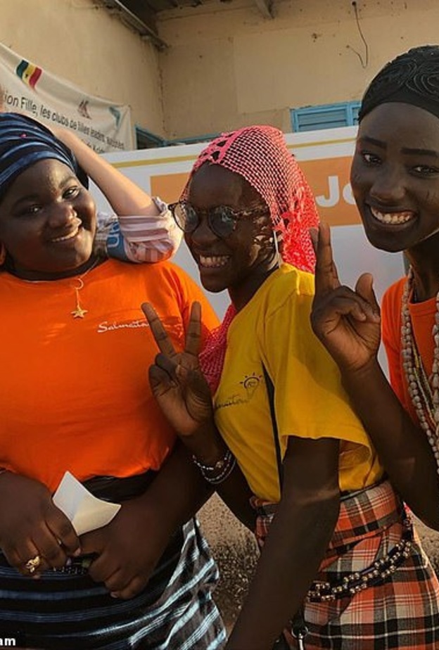 جيجي حديد وسط فتيات أفريقيا 