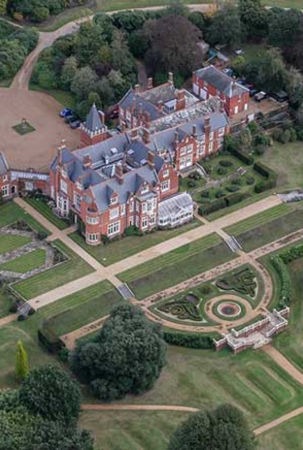 إيرل وكونتيسة وسكس يستضيفان احتفالية مبكرة بمناسبة نهاية العام