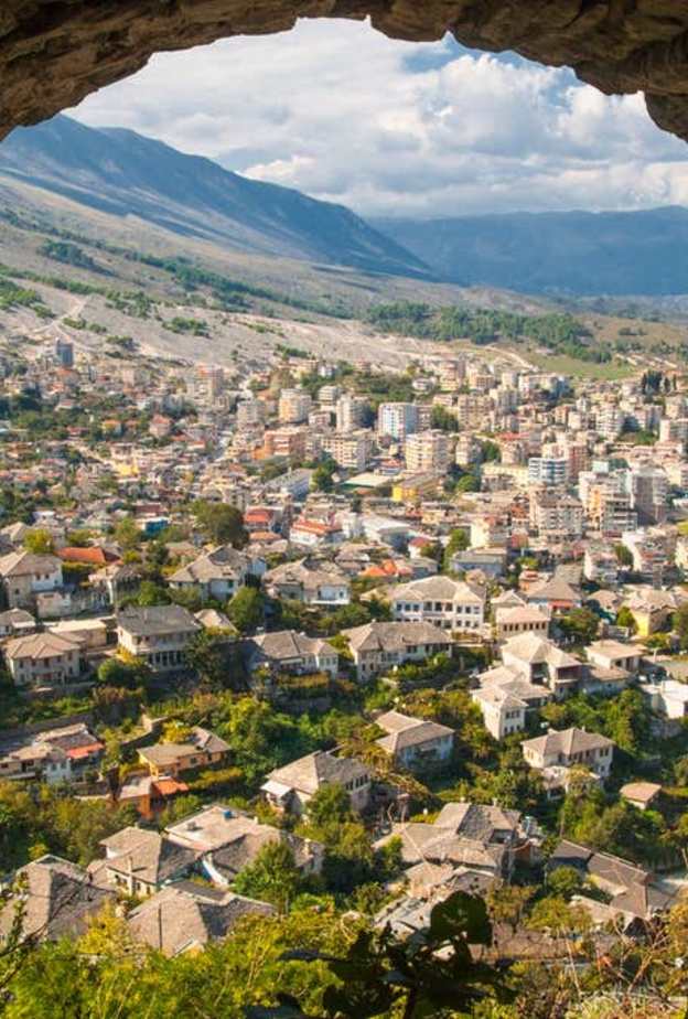 ألبانيا تجمع بين الماضي والحاضر