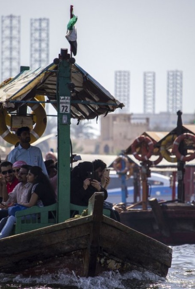 ابحث عن المطاعم المحلية الاقتصادية عند تناول الطعام في الخارج