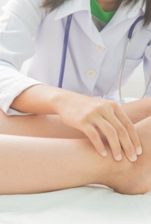 اسباب تورم القدمين في الحمل وطرق علاجها