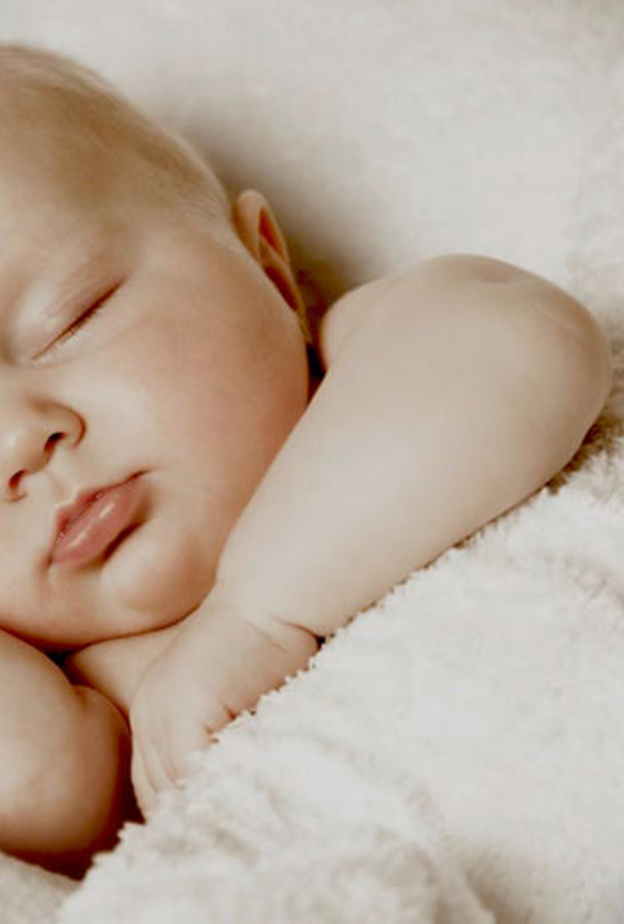 طريقة تعويد الرضيع على النوم بمفرده 