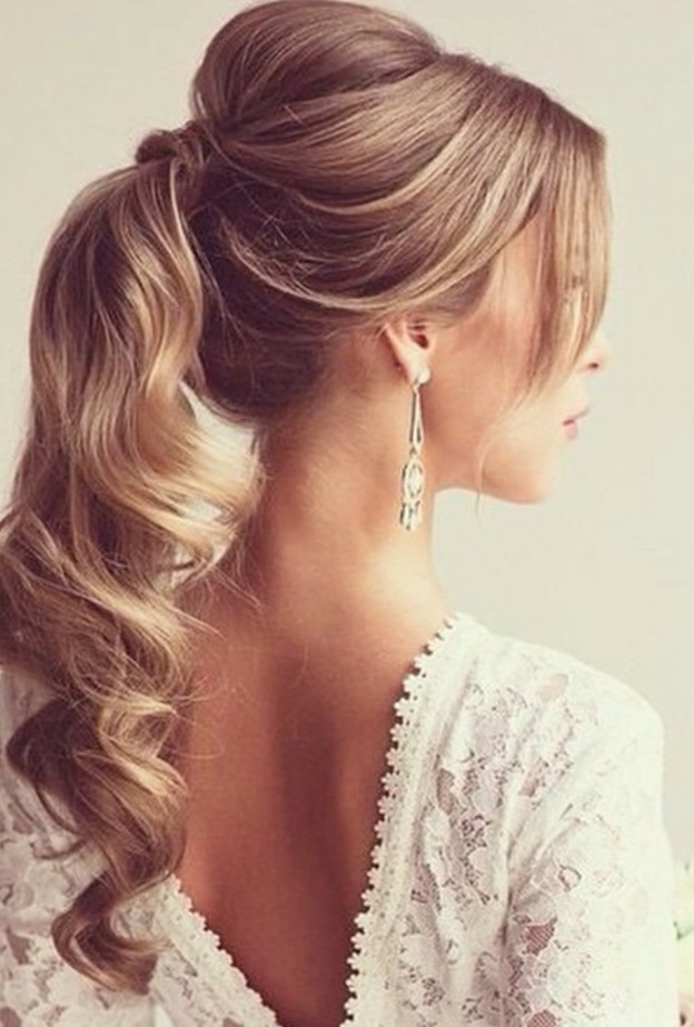 قومي بلف شعرك وجمعها في الخلف للمسة إحتفالية