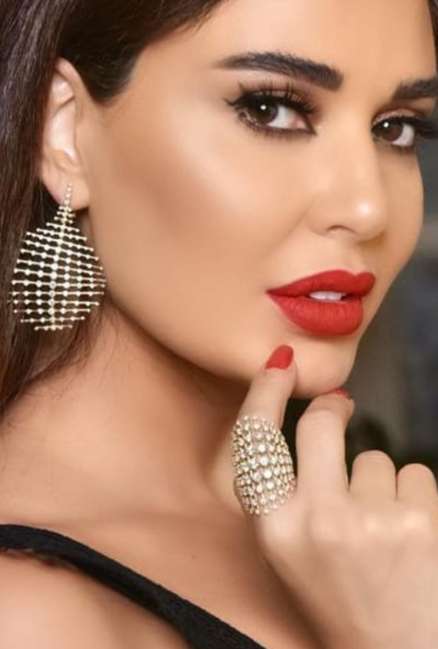 بلقيس تختار درجات الروج الاحمر المخملي والمات