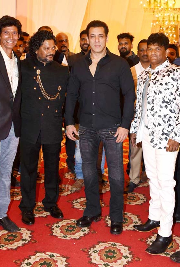 سلمان خان يشارك في زفاف ابن خبير المكياج الخاص به