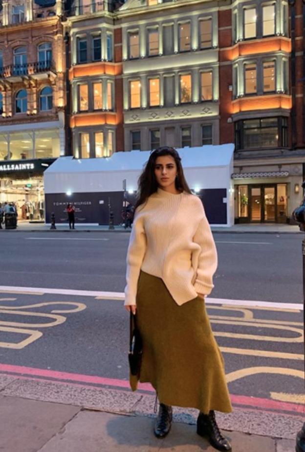 ديمة الشيخلي اعتمدت البلوفر الواسع مع تنورة ماكسي