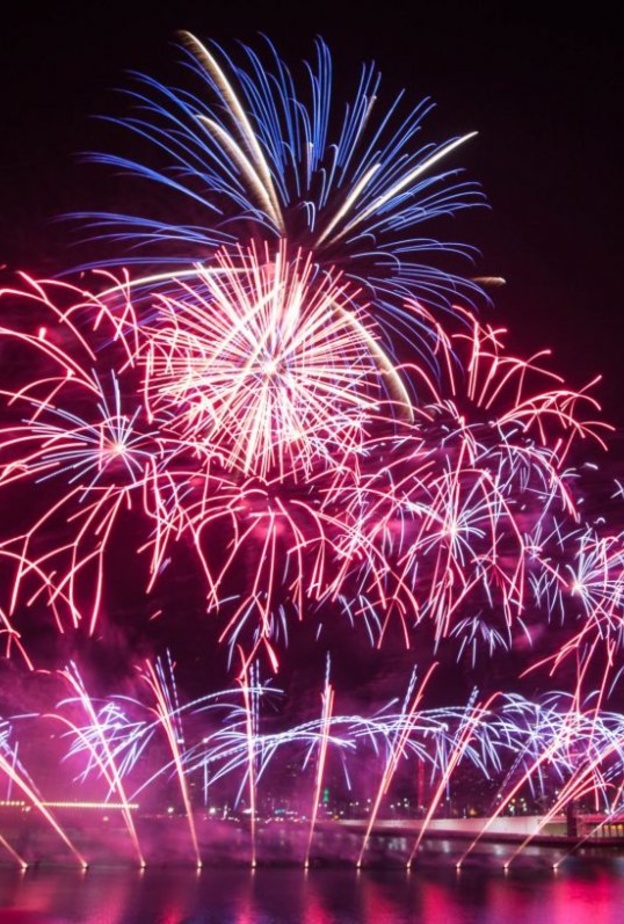 جزيرة المارية تتألق بعروض الألعاب النارية