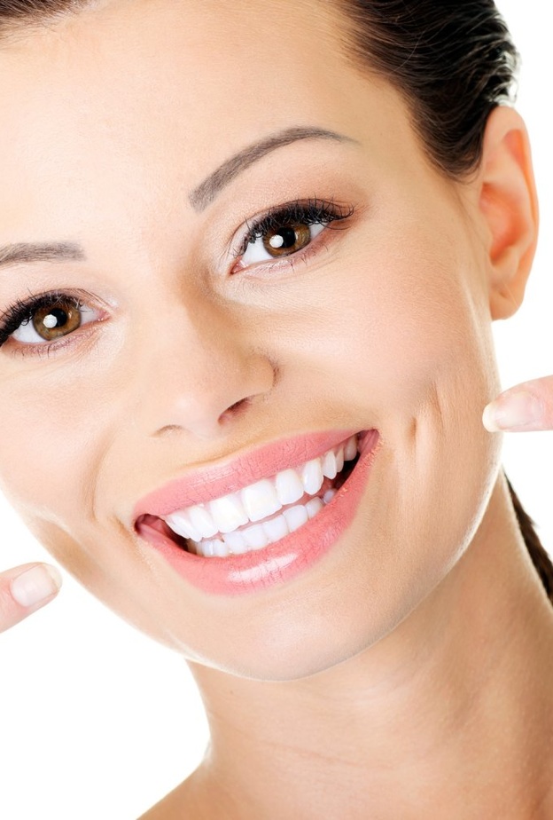 استخدمي شرائح تبييض الأسنان لمنح الأسنان مظهراً أكثر بياضاً وإشراقاً