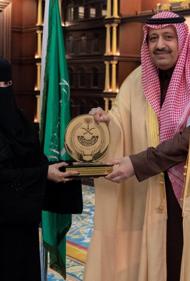 أمير الباحة يستقبل ريم الغامدي في مكتبه