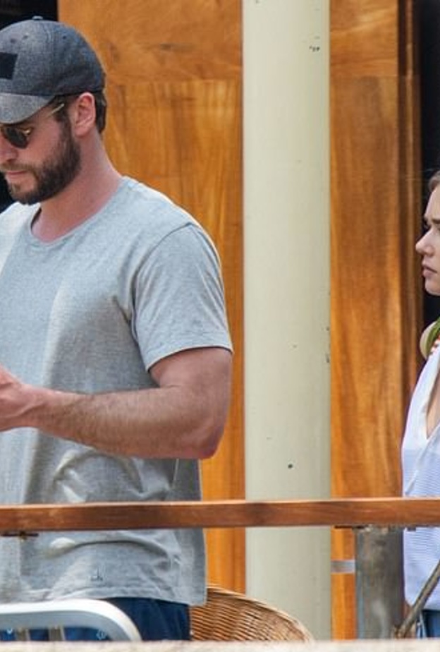 ليام هيمسورث وفتاته الجديدة